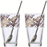 Zwei Latte Macchiato Gläser mit Löffeln, frontal fotografiert, mit Schriftzug in Braun- und Goldtönen.