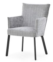 Grauer Armlehnstuhl mit Stoffbezug und schwarzen Metallbeinen, seitliche Perspektive