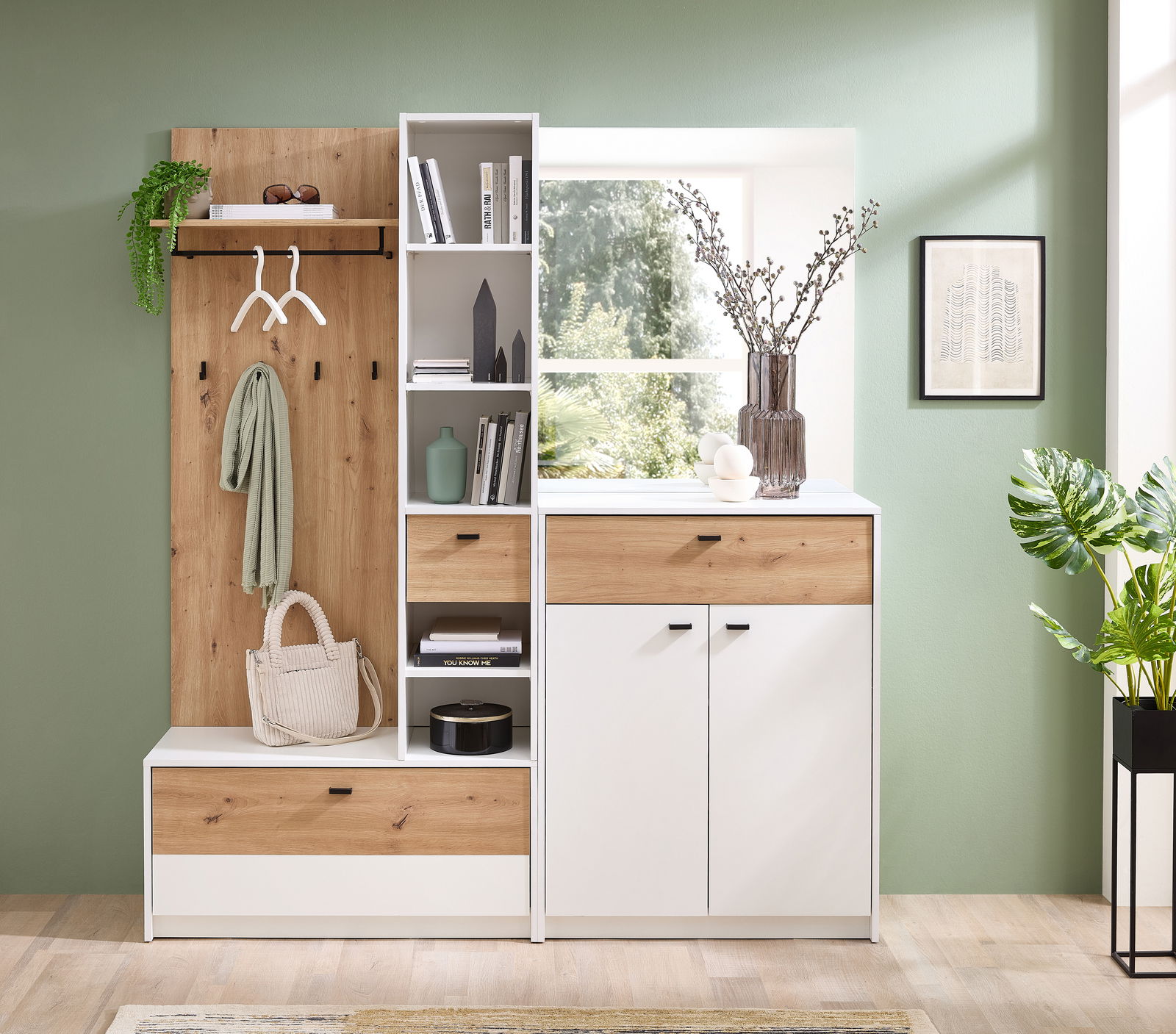 Kompaktgarderobe in modernem Design mit Holz- und Weißelementen, bestehend aus einem Garderobenpaneel mit Haken, einem Regal mit Fächern und Schubladen sowie einem Schrank mit Türen, fotografiert aus frontaler Perspektive.