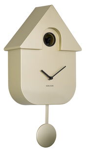 Moderne Wanduhr in Form eines Vogelhauses mit Pendel, seitliche Perspektive