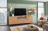 Modernes TV-Lowboard aus Holz mit Dekorationen, frontal fotografiert in einem stilvoll eingerichteten Wohnzimmer.