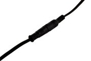 Zwarte kabel met waterbestendige inline-connector, diagonaal weergegeven in close-up vanuit bovenaanzicht op een witte achtergrond