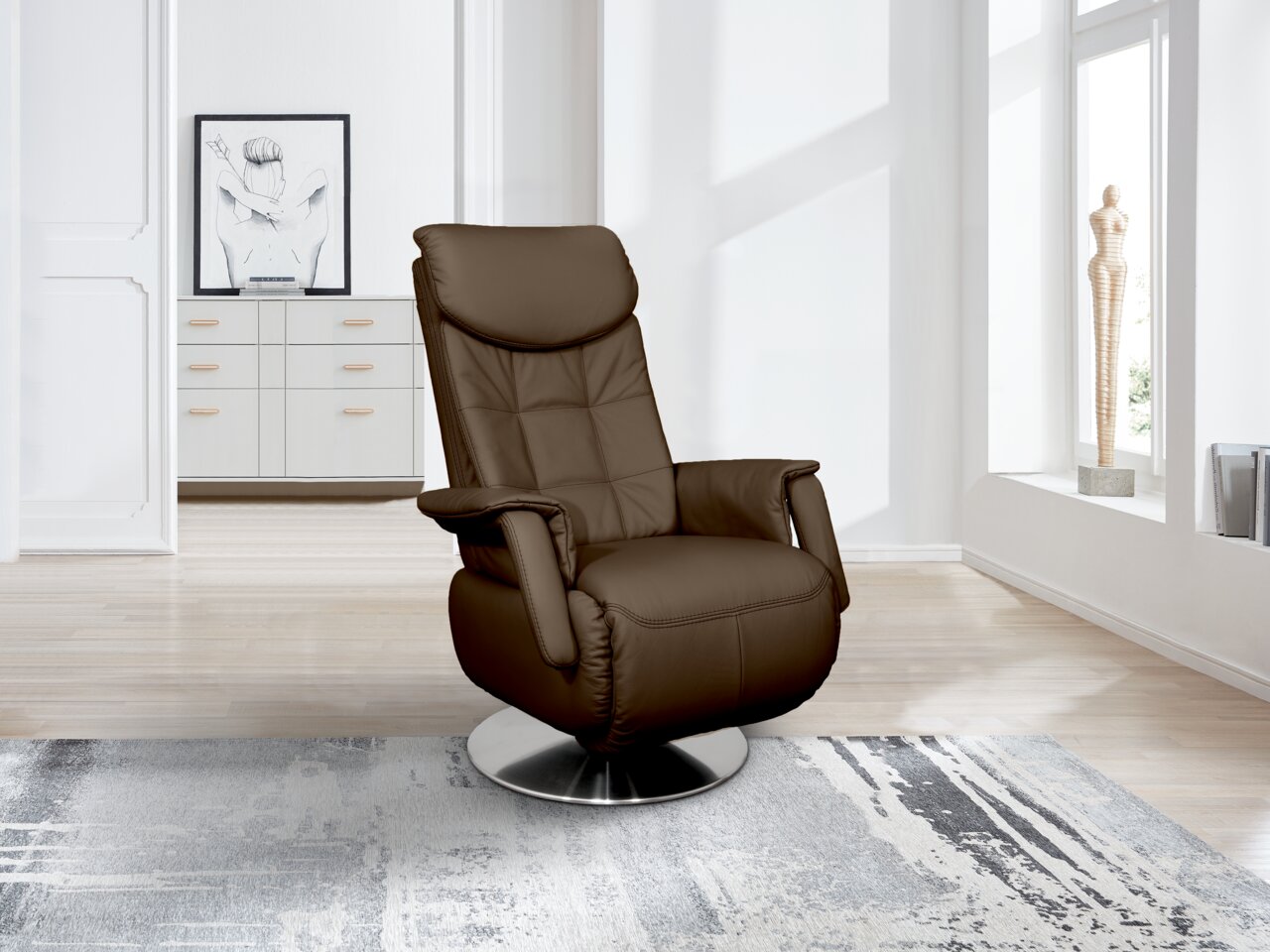 Moderner brauner TV-Sessel mit drehbarem Metallfuß, seitliche Perspektive in einem hellen Wohnzimmer.