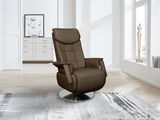 Moderner brauner TV-Sessel mit drehbarem Metallfuß, seitliche Perspektive in einem hellen Wohnzimmer.