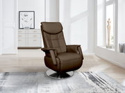 Moderne bruine tv-fauteuil met draaibare metalen voet, zijaanzicht in een lichte woonkamer.