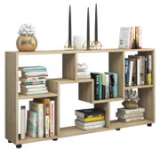 Modernes, offenes Bücherregal/Sideboard in heller Holzoptik mit versetzten Fächern, befüllt mit Büchern und Deko; frontale Ansicht in leichter Schrägperspektive von vorne rechts.