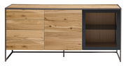 Frontale Ansicht eines modernen Sideboards aus Holz mit drei Schubladen, einer Tür und einem Glaseinsatz auf der rechten Seite.