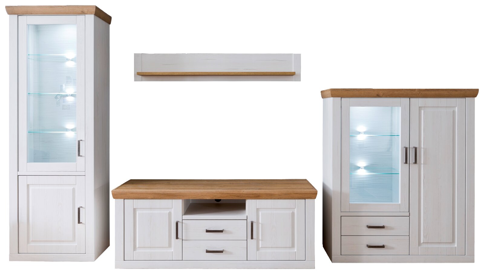 Woonkamermeubelset in landhuisstijl in wit met werkbladen in houtlook: hoge vitrinekast, tv-lowboard met lades, wandplank en dressoir met glazen vitrine en verlichting, vrijstaand in vooraanzicht