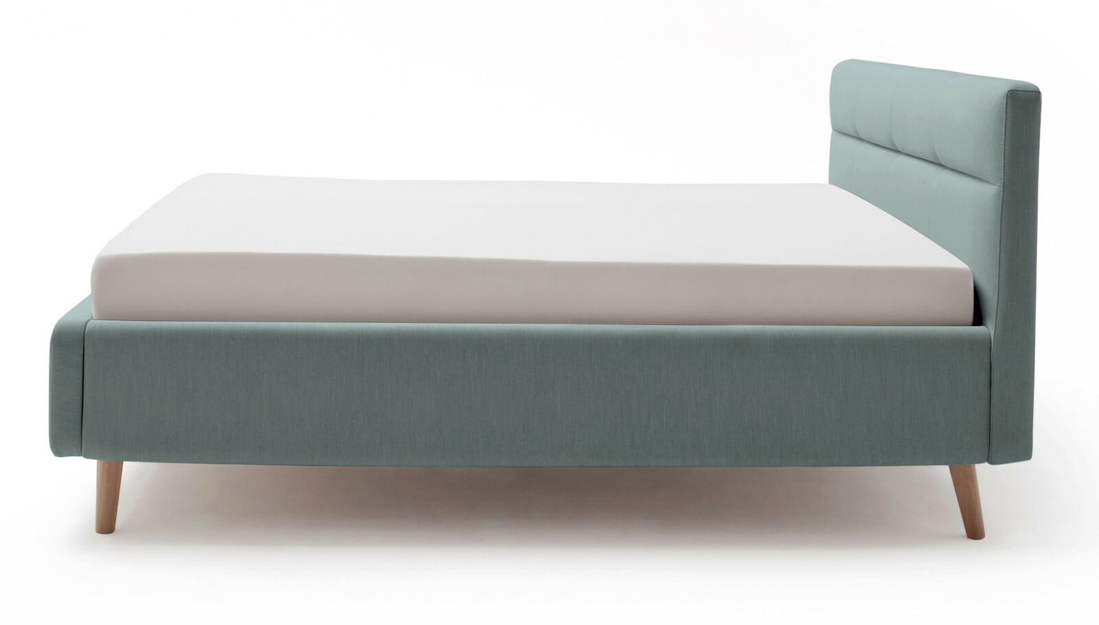 Polsterbett in hellblauem Stoffbezug mit Holzfüßen, seitliche Perspektive