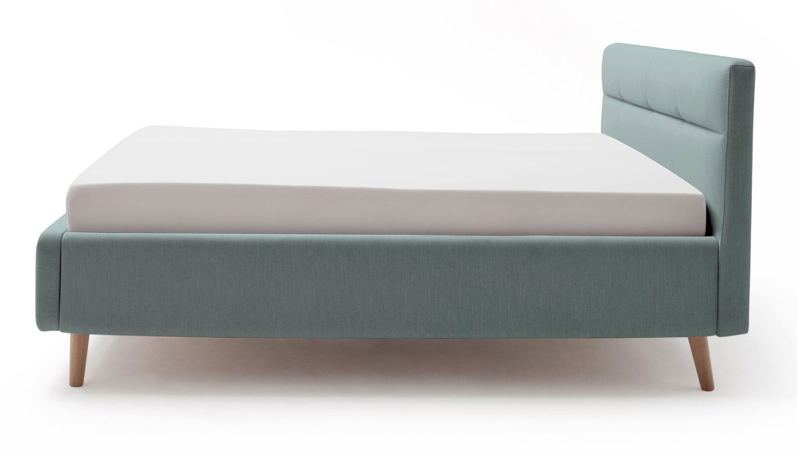 Polsterbett in hellblauem Stoffbezug mit Holzfüßen, seitliche Perspektive