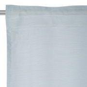 Nahaufnahme eines hellblauen Fertigvorhangs an einer Gardinenstange, Vorderansicht