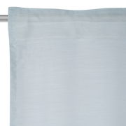 Nahaufnahme eines hellblauen Fertigvorhangs an einer Gardinenstange, Vorderansicht