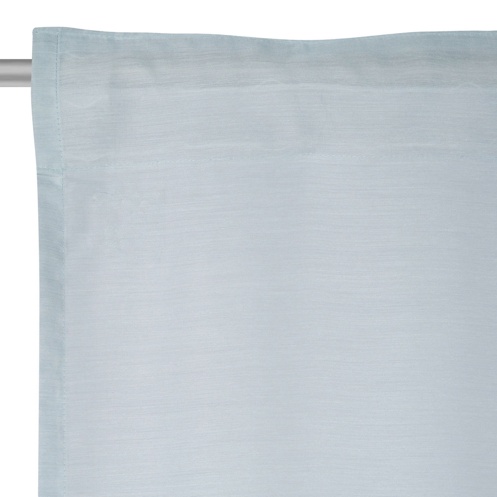 Nahaufnahme eines hellblauen Fertigvorhangs an einer Gardinenstange, Vorderansicht