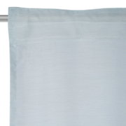Nahaufnahme eines hellblauen Fertigvorhangs an einer Gardinenstange, Vorderansicht