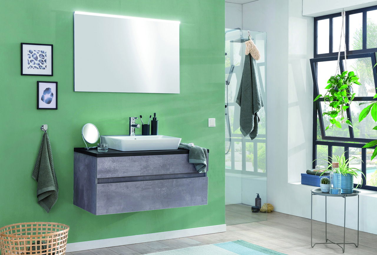 Moderner Badblock mit Waschbecken und Spiegel, seitliche Perspektive