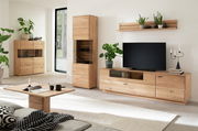 Moderne Wohnzimmer-Wandkombination aus Holz mit TV-Schrank, Vitrine und Regal, frontal betrachtet.