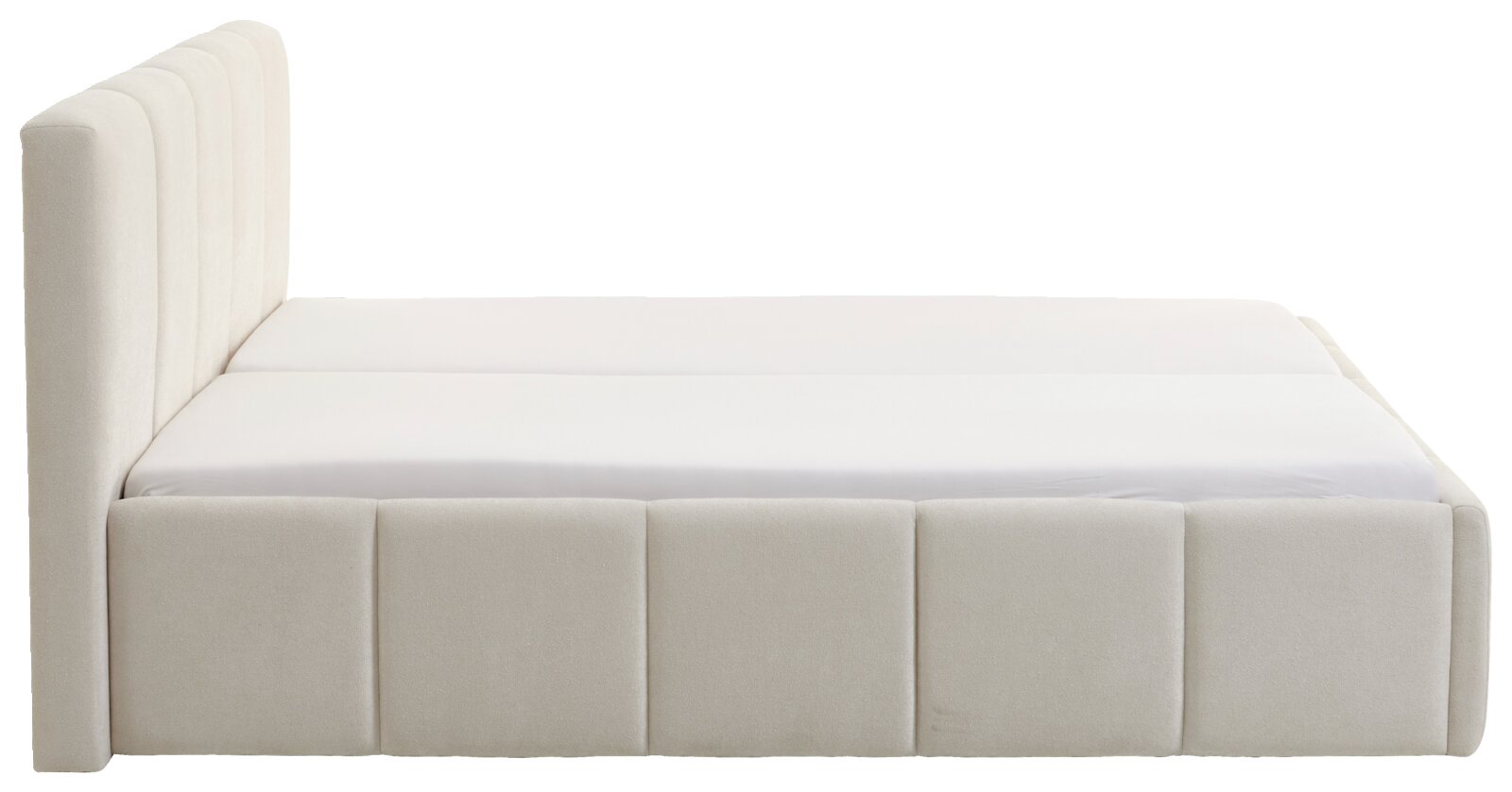 Zijaanzicht van een elegant gestoffeerd bed met een hoog hoofdeinde en een lichte stoffen bekleding.