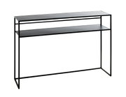 Schmaler, minimalistischer Konsolentisch aus schwarzem Metall mit zwei Ablageflächen, freigestellt auf weißem Hintergrund, in leichter Dreiviertelansicht von vorne rechts