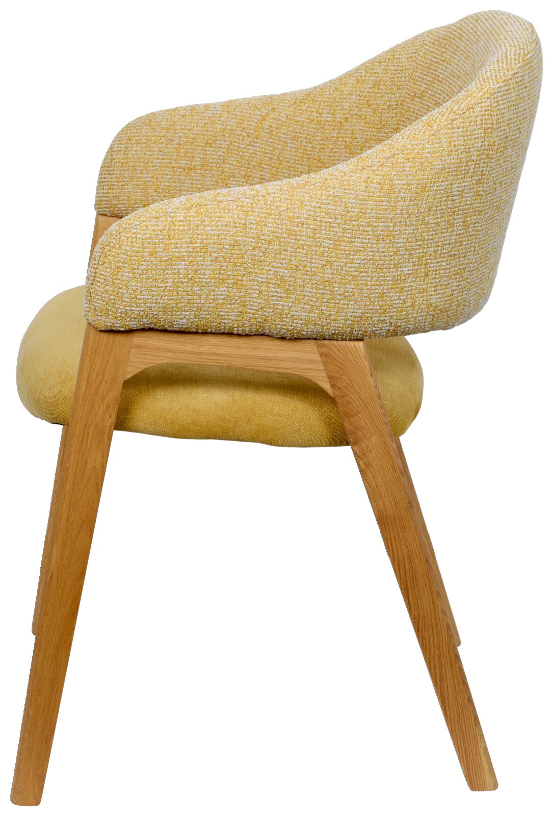 Zijaanzicht van een moderne fauteuil met gele stoffen bekleding en houten poten.