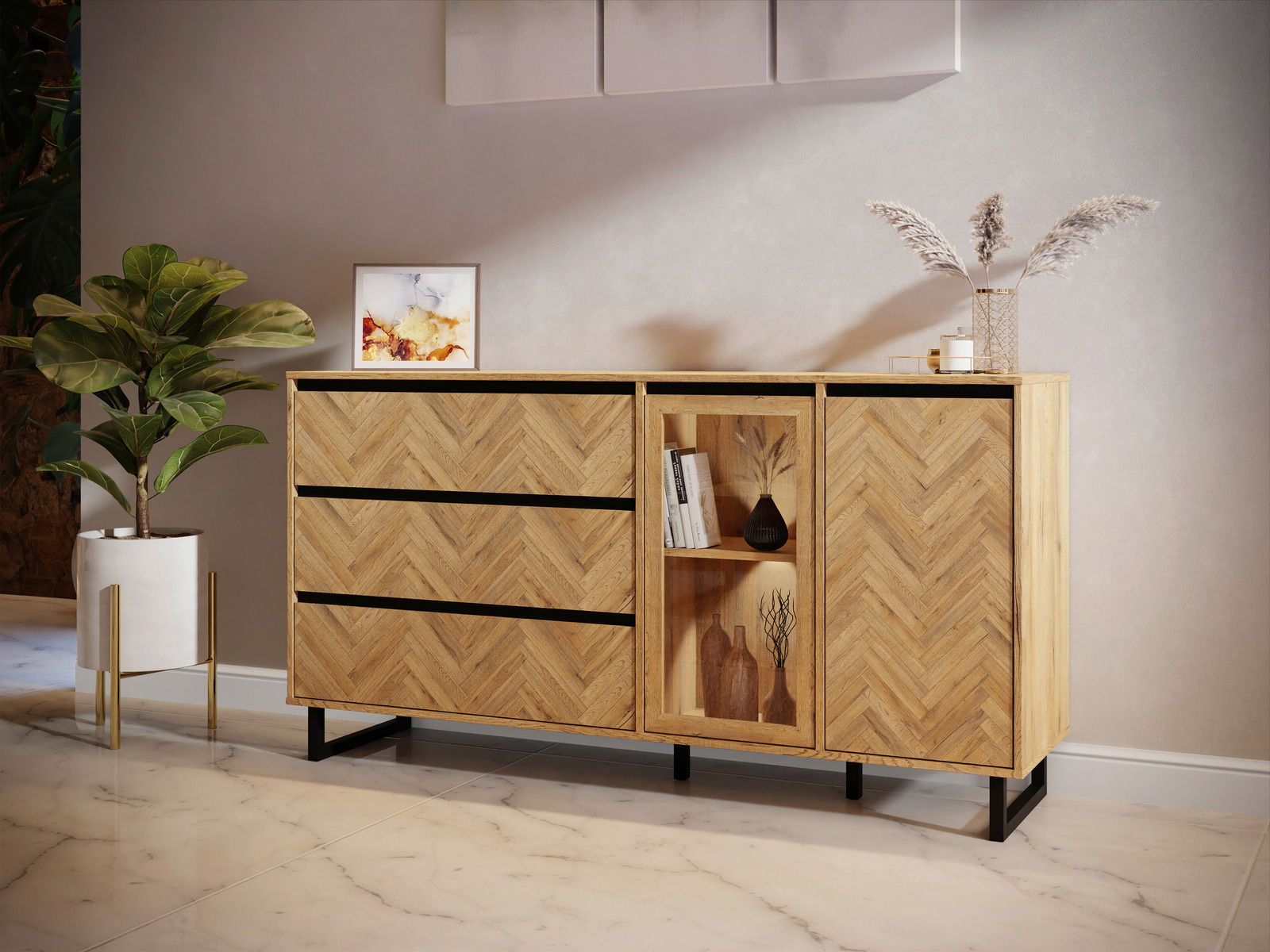 Modernes Sideboard aus Holz mit Fischgrätenmuster, drei Schubladen und einer Glastür, dekoriert mit Pflanzen und Kunstobjekten, seitliche Perspektive.