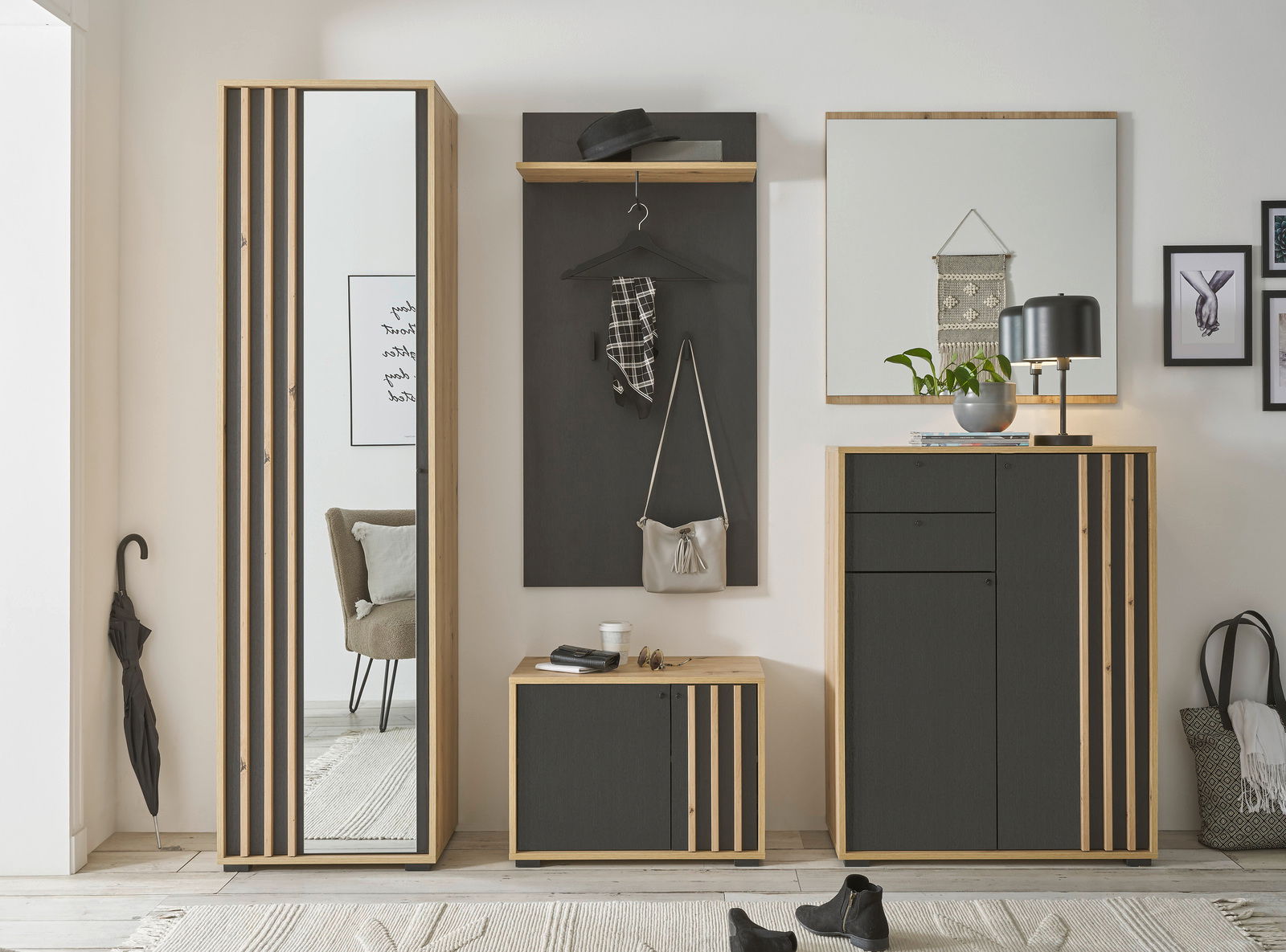 Garderobenpaneel in modernem Design mit Holz- und Schwarztönen, frontal abgebildet. Integrierte Ablage und Haken für Kleidung und Accessoires.