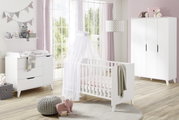 Moderner weißer Kleiderschrank in einem stilvoll eingerichteten Kinderzimmer, seitliche Perspektive.