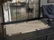 Teppich Castle Flora in einem modernen Wohnzimmer, beige mit braunen Akzenten, aus der Vogelperspektive betrachtet.