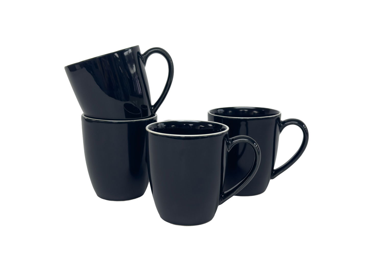 Vier schwarze Kaffeebecher in einem Set, einer leicht geneigt, aus seitlicher Perspektive fotografiert.