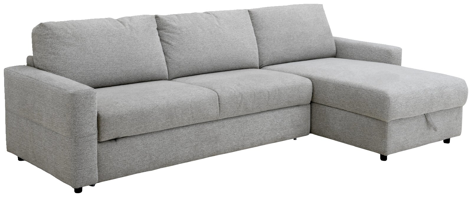 Hellgraues Ecksofa mit breiter Récamiere auf der rechten Seite, weichen Rückenpolstern und geradlinigen Armlehnen, aus schräger Vorderansicht gezeigt