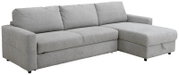 Hellgraues Ecksofa mit breiter Récamiere auf der rechten Seite, weichen Rückenpolstern und geradlinigen Armlehnen, aus schräger Vorderansicht gezeigt