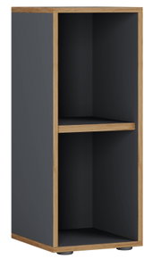 Hoher offener Schrank mit schwarzem Korpus und Holzrahmen, einem Einlegeboden und Sockelfüßen, in Frontansicht leicht schräg von links.