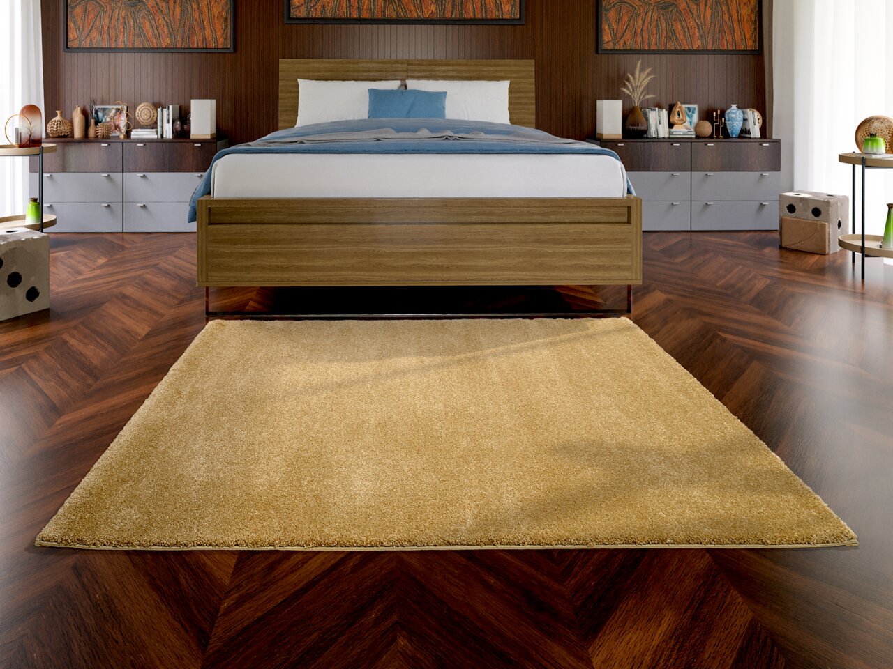 Beige Uni-Teppich in einem modernen Schlafzimmer, frontal vor einem Bett auf dunklem Holzboden platziert.