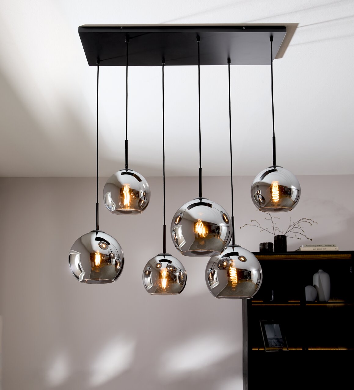 Novel Hängeleuchte Moderne Hängeleuchte mit sechs kugelförmigen, verspiegelten Lampenschirmen, von unten betrachtet.