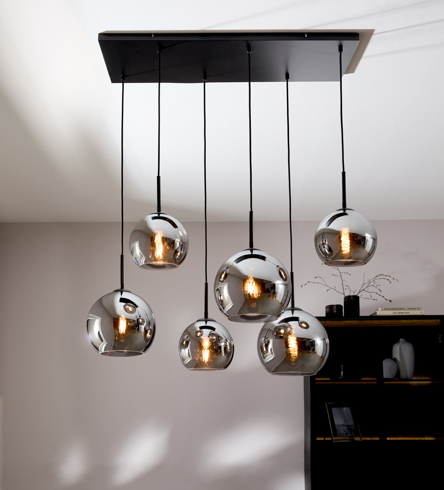 Novel Hängeleuchte Moderne Hängeleuchte mit sechs kugelförmigen, verspiegelten Lampenschirmen, von unten betrachtet.