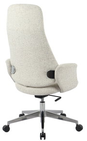 Achterkant van een directiestoel met lichtgrijze stoffen bekleding en een verchroomd onderstel op wieltjes.