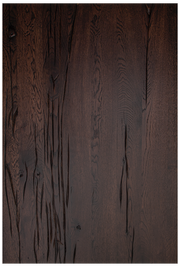 Dunkle Holz-Tischplatte mit natürlicher Maserung, aus der Vogelperspektive fotografiert.