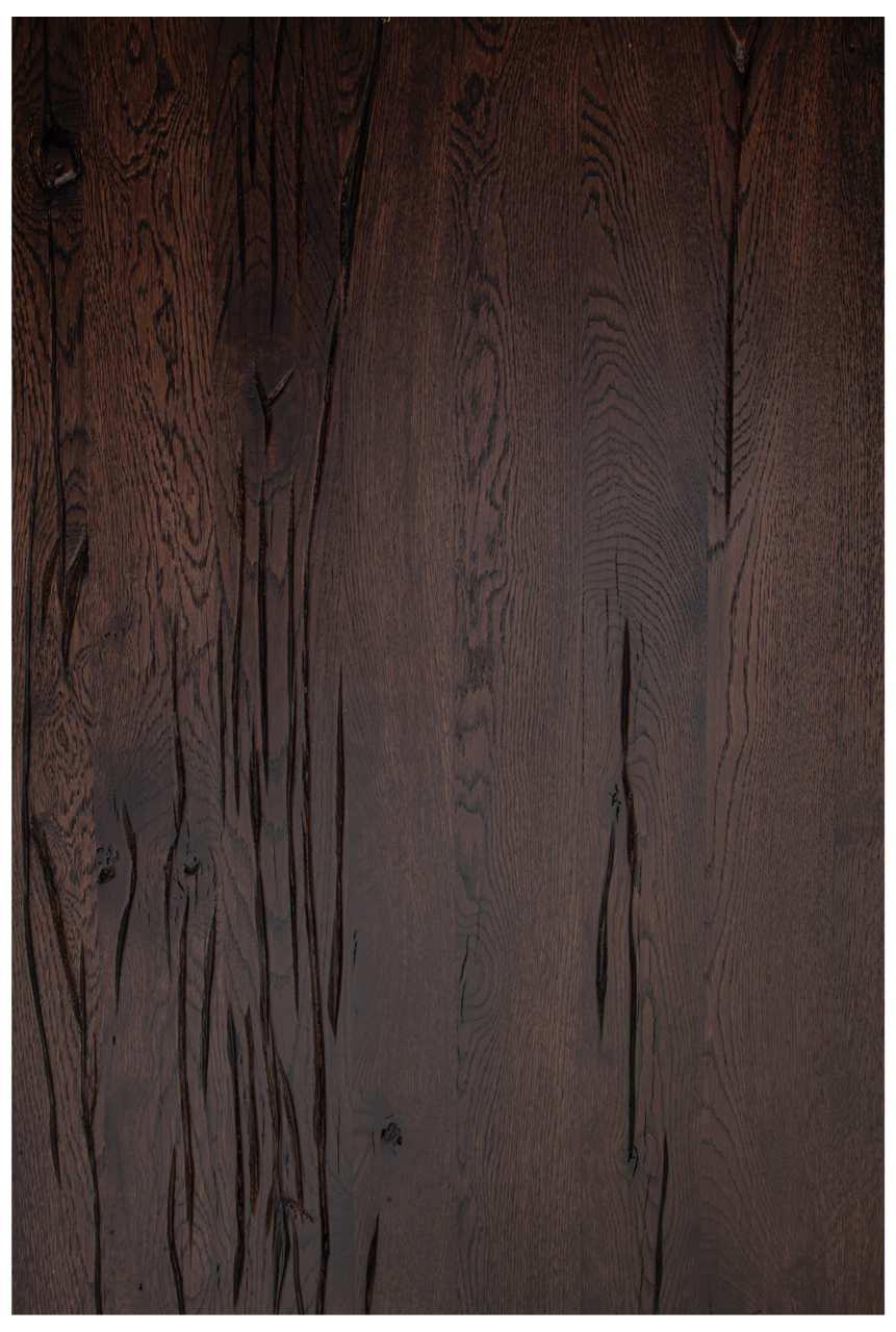 Dunkle Holz-Tischplatte mit natürlicher Maserung, aus der Vogelperspektive fotografiert.