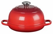 Roter Brot Bräter von Le Creuset, seitliche Perspektive, mit zwei Griffen und einem Deckel mit Metallknauf.