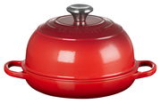 Roter Brot Bräter von Le Creuset, seitliche Perspektive, mit zwei Griffen und einem Deckel mit Metallknauf.