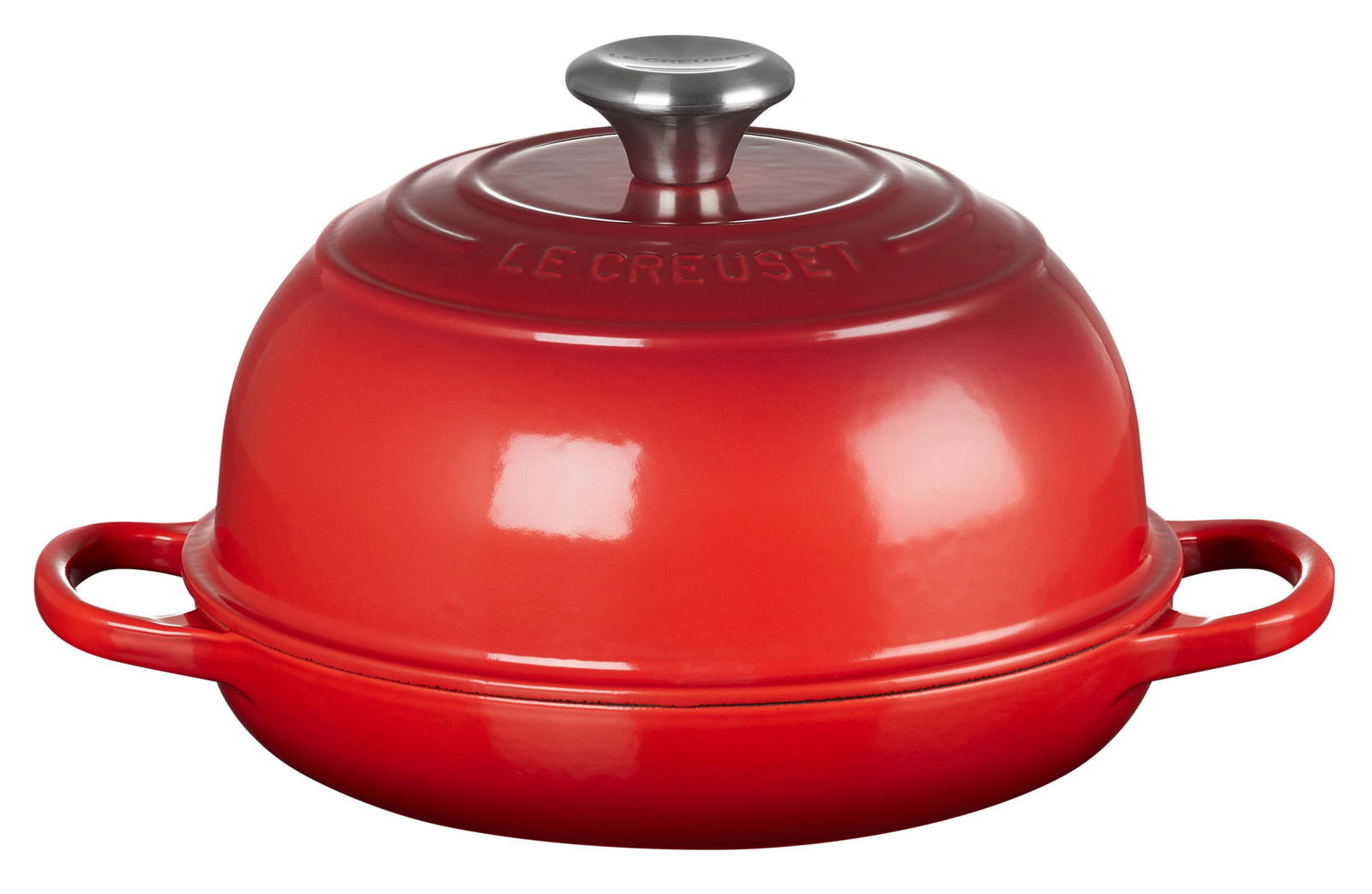 Roter Brot Bräter von Le Creuset, seitliche Perspektive, mit zwei Griffen und einem Deckel mit Metallknauf.