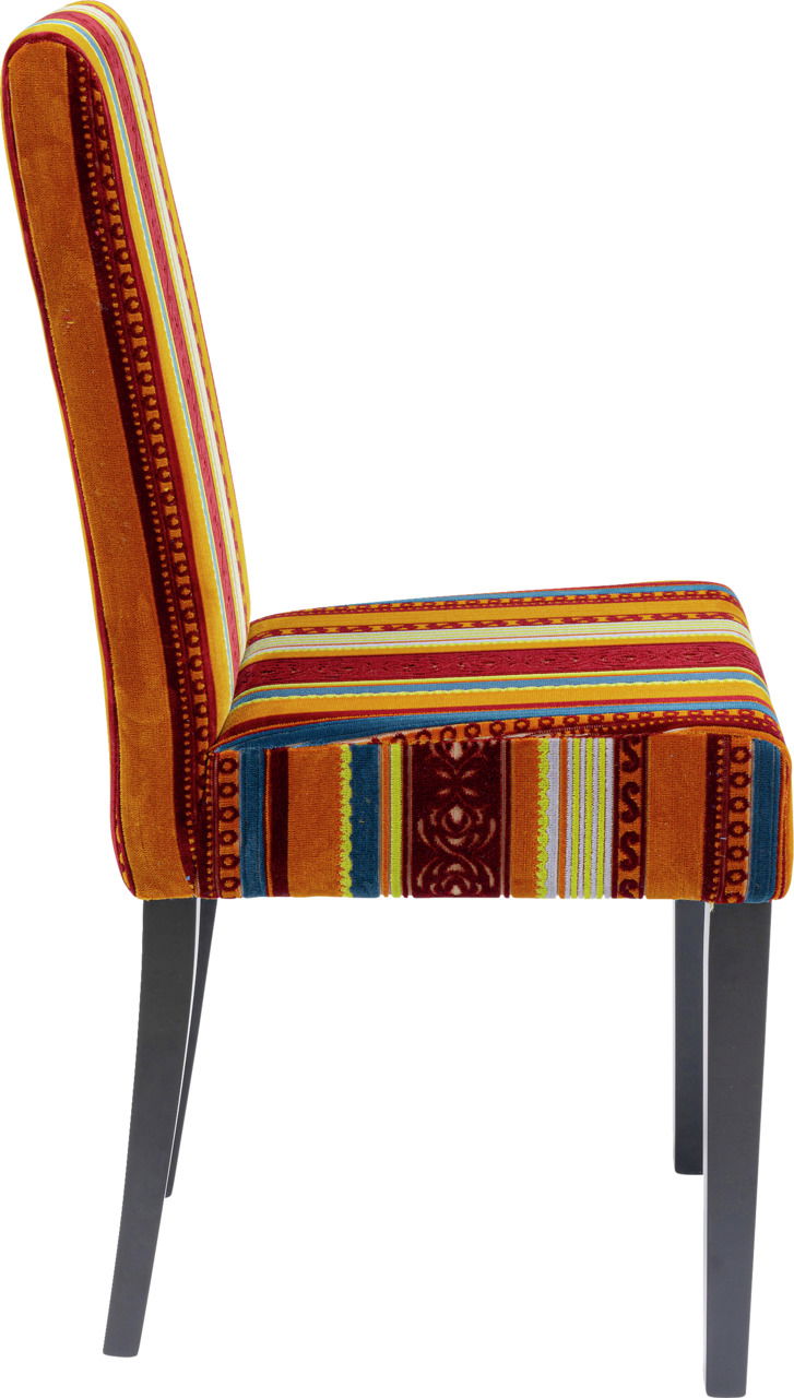 Seitenansicht eines Stuhls mit buntem, gestreiftem Stoffbezug und dunklen Holzbeinen.