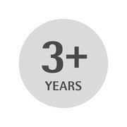 Rundes Symbol mit der Aufschrift '3+ YEARS', geeignet für Kinder ab 3 Jahren, Vorderansicht.