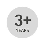 Rundes Symbol mit der Aufschrift '3+ YEARS', geeignet für Kinder ab 3 Jahren, Vorderansicht.