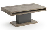 Moderner Couchtisch aus Holz mit rechteckiger Form, zentralem schwarzen Standfuß und offener Ablage, seitliche Perspektive.