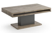 Moderner Couchtisch aus Holz mit rechteckiger Form, zentralem schwarzen Standfuß und offener Ablage, seitliche Perspektive.
