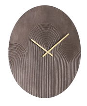 Moderne Wanduhr mit braunem, strukturiertem Zifferblatt und goldenen Zeigern, Frontalansicht