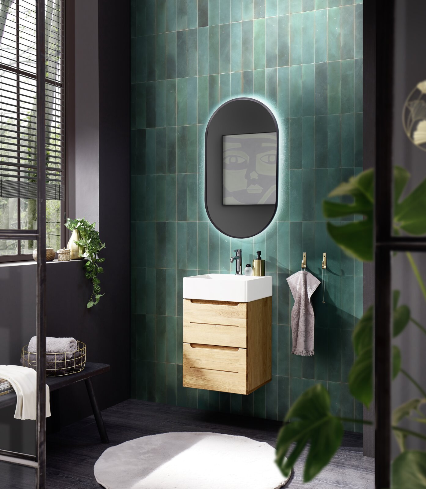 Ovaler Spiegel mit Hintergrundbeleuchtung in einem modernen Badezimmer, seitliche Perspektive.