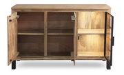 Frontansicht eines offenen Sideboards aus Holz mit drei Türen, zwei aus Holz und eine mit Glaseinsatz, und mehreren Regalfächern.