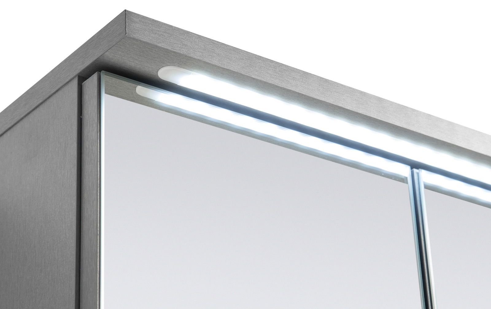 Nahaufnahme eines Spiegelschranks mit LED-Beleuchtung von oben.
