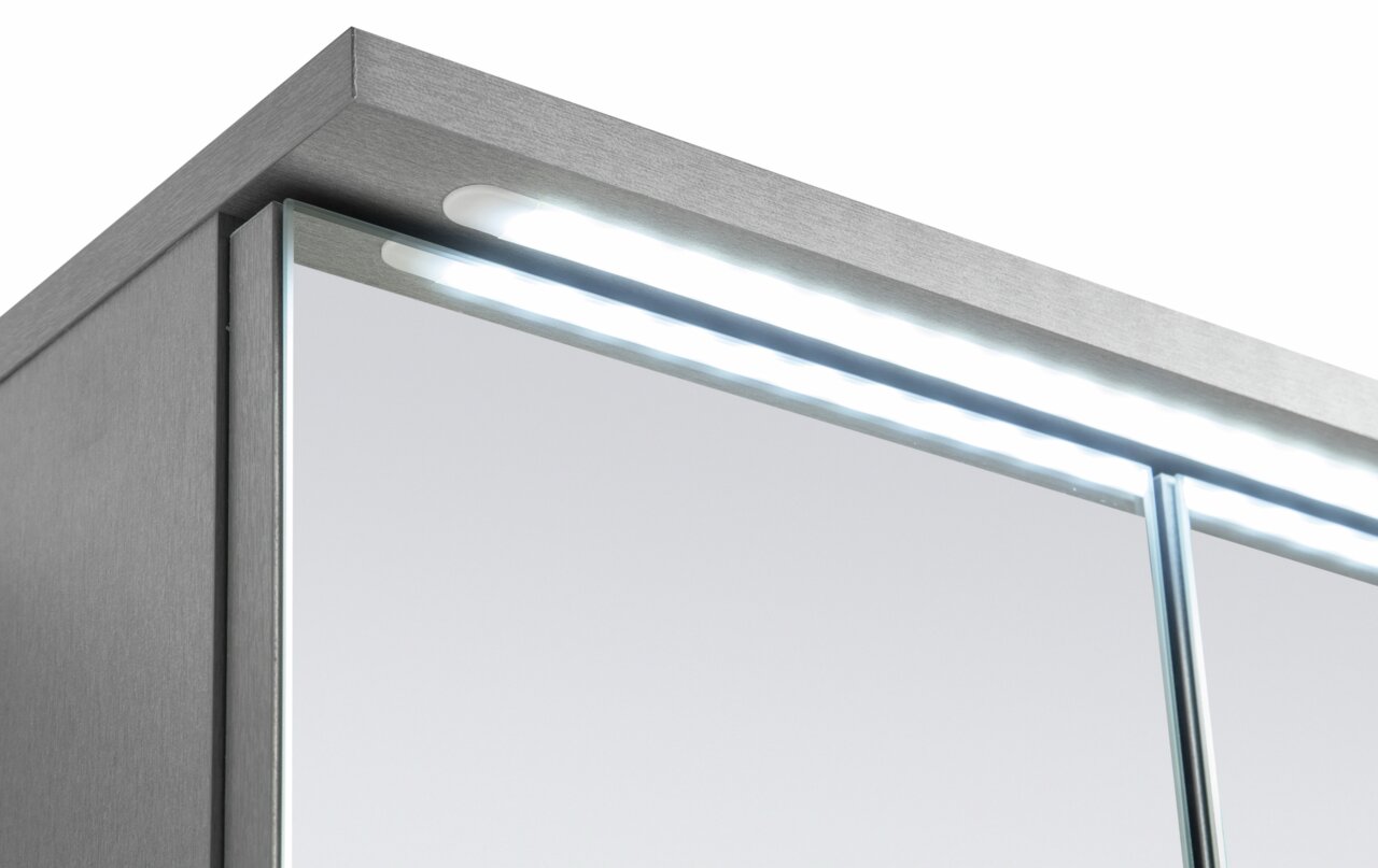 Nahaufnahme eines Spiegelschranks mit LED-Beleuchtung von oben.